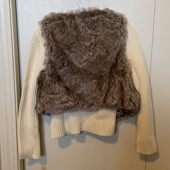 Cynthia Rowley Cream Sweater and Faux Fur Vest Set - Picture 4 of 6